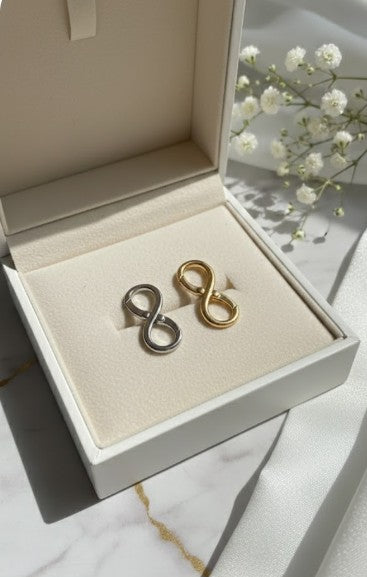 Plain Infinity Connector in 18K